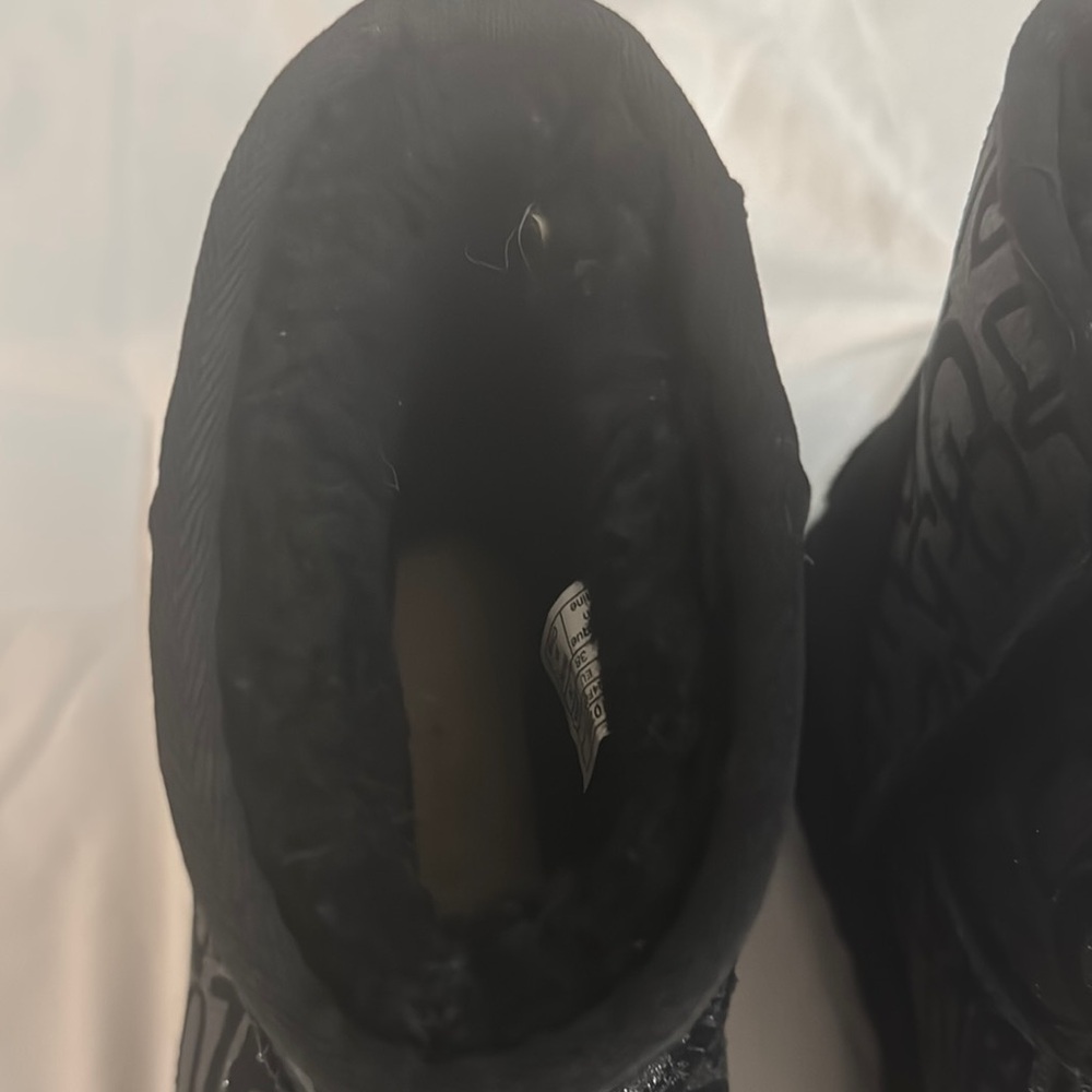 UGG Boots Black and Gray Patterned - Picture 6 of 10